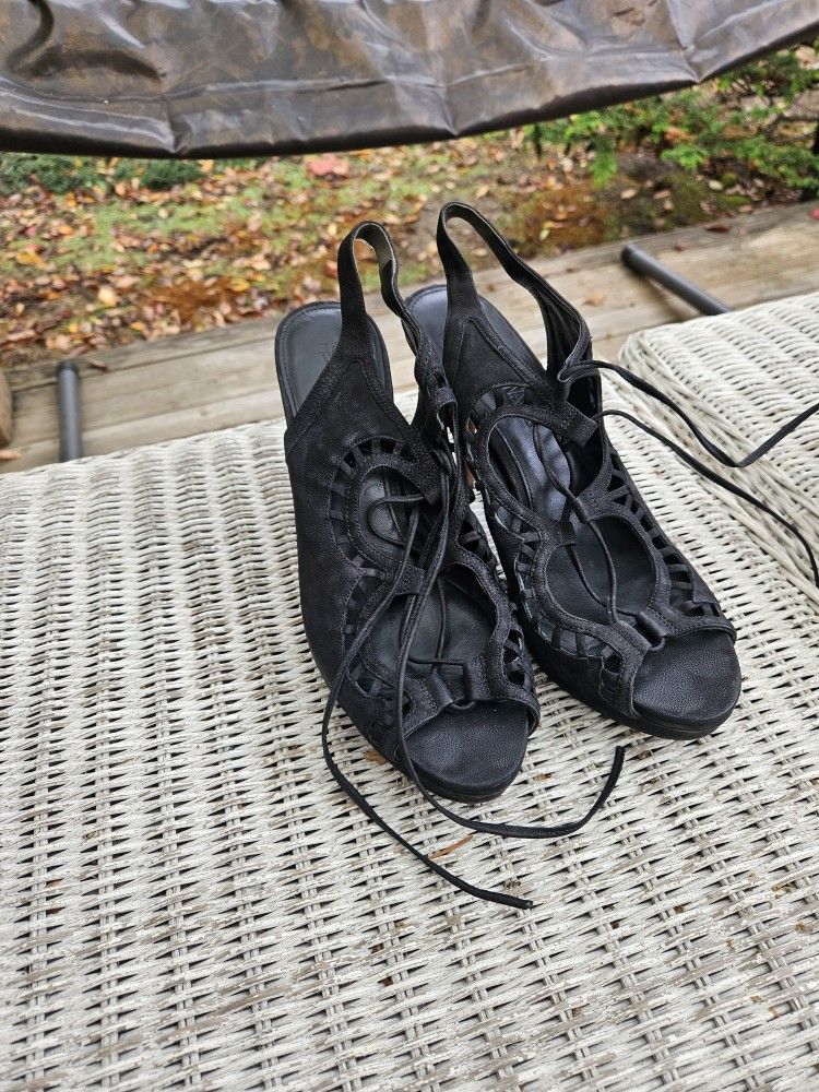 Used 9.5W Black Strappy Vera Wang Heels