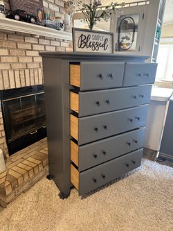 ✨✨GORGEOUS GRAY TALL AND BIG 6 DRAWER DRESSER✨✨