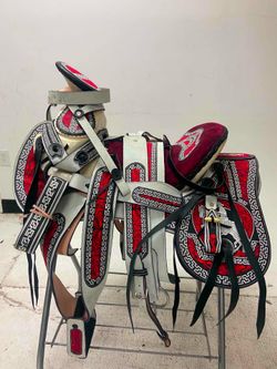 Montura charra bordada con cantinas desmontables
