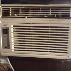 Window Ac Air Conditioner Excellent Working Condition. Used. Artic King