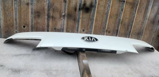 2016-2020 KIA Sorento Rear Liftgate Molding W/Camera OEM