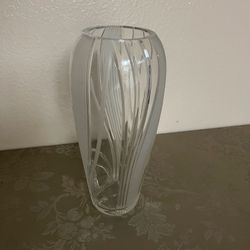 🔲.    SWIRL SHAPED GLASS  VASE.