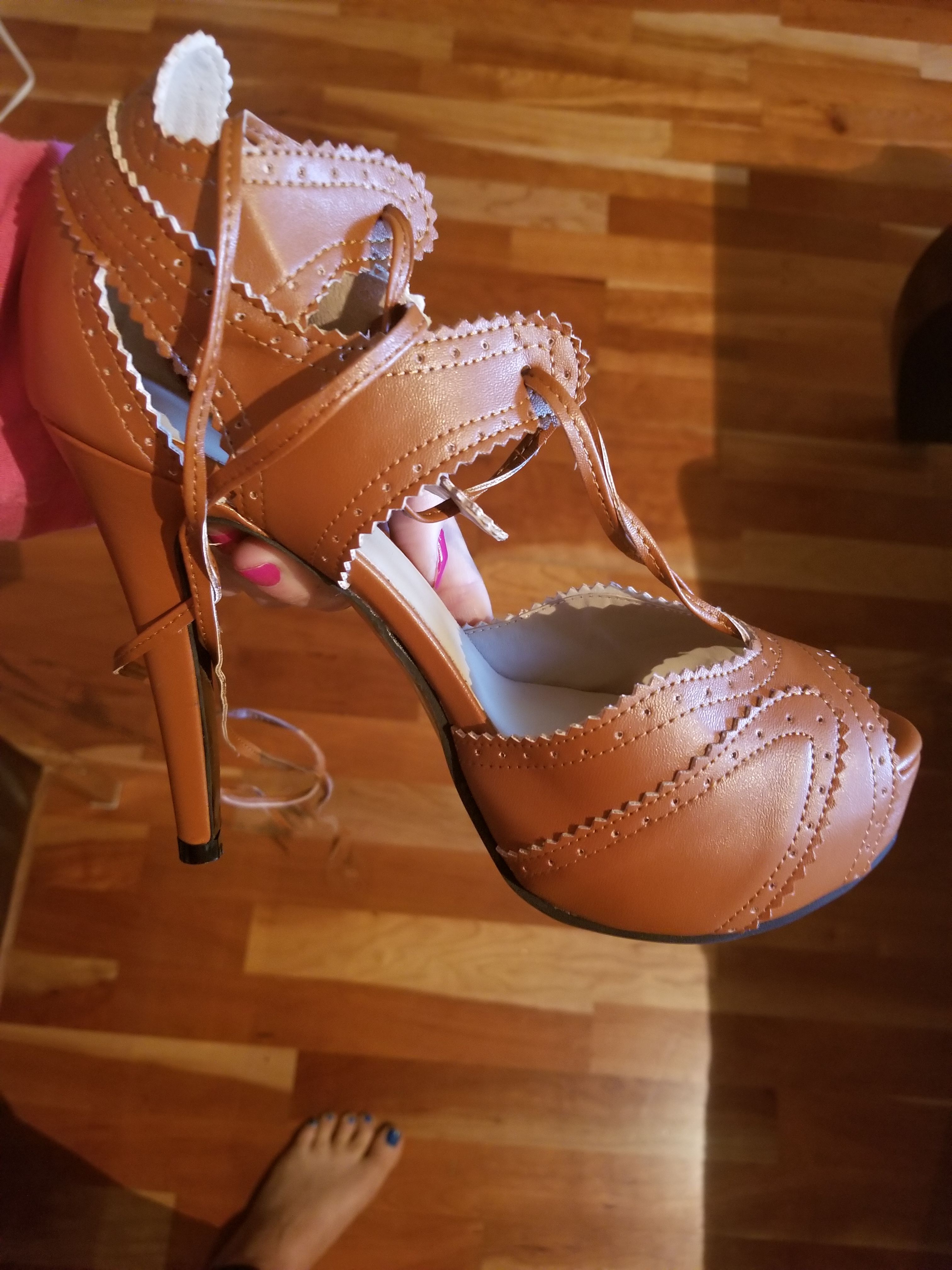 Beautiful, NEW IN BOX womens shoes/heels size 7