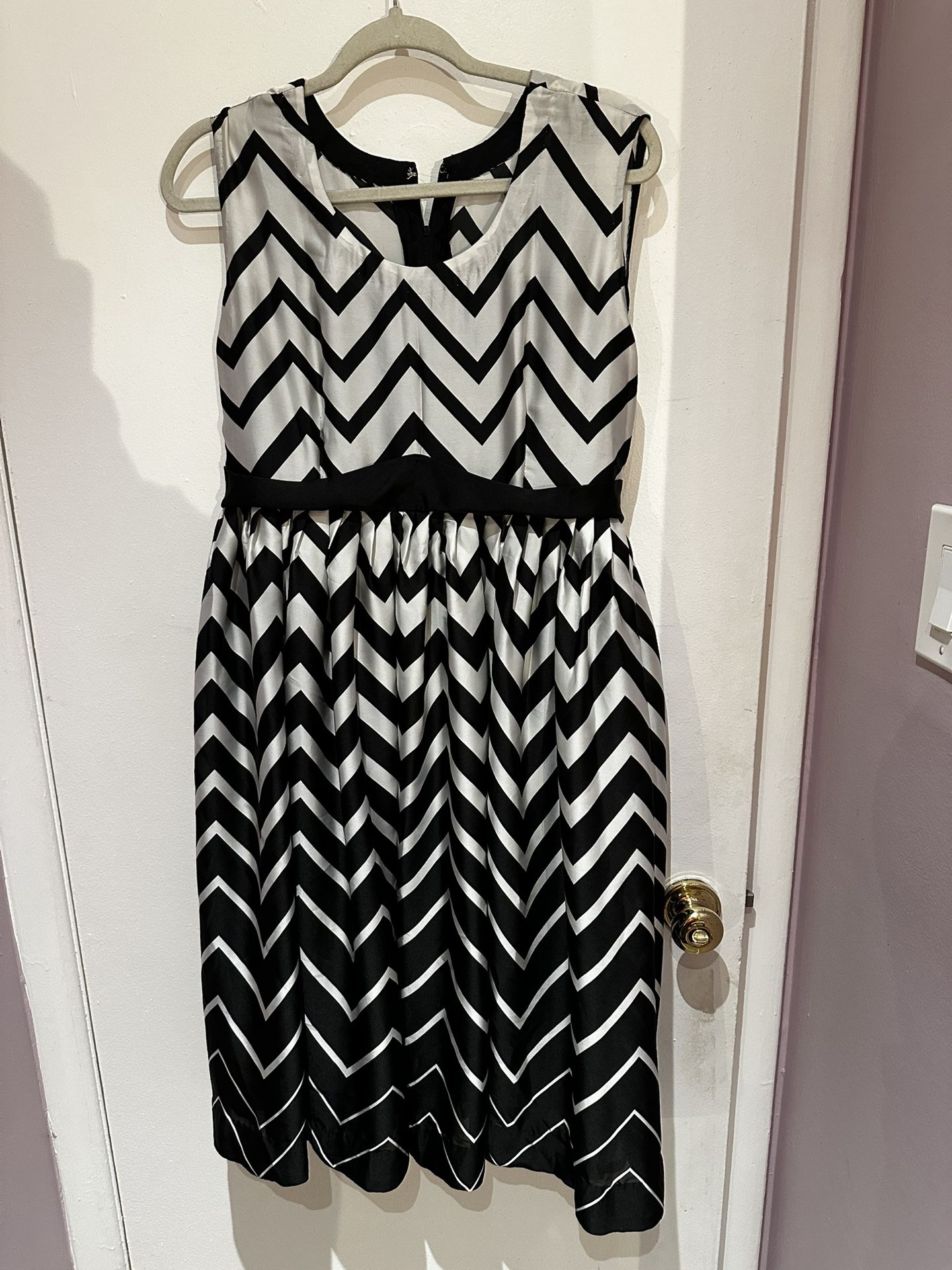 M/L silk, black and white dress