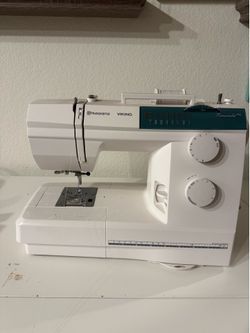 Husqvarna emerald 116 with accessory presser feet