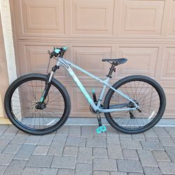 TREK MARLIN 5 MOUNTAIN BIKE 29 ER LIKE NEW ( MEDIUM)