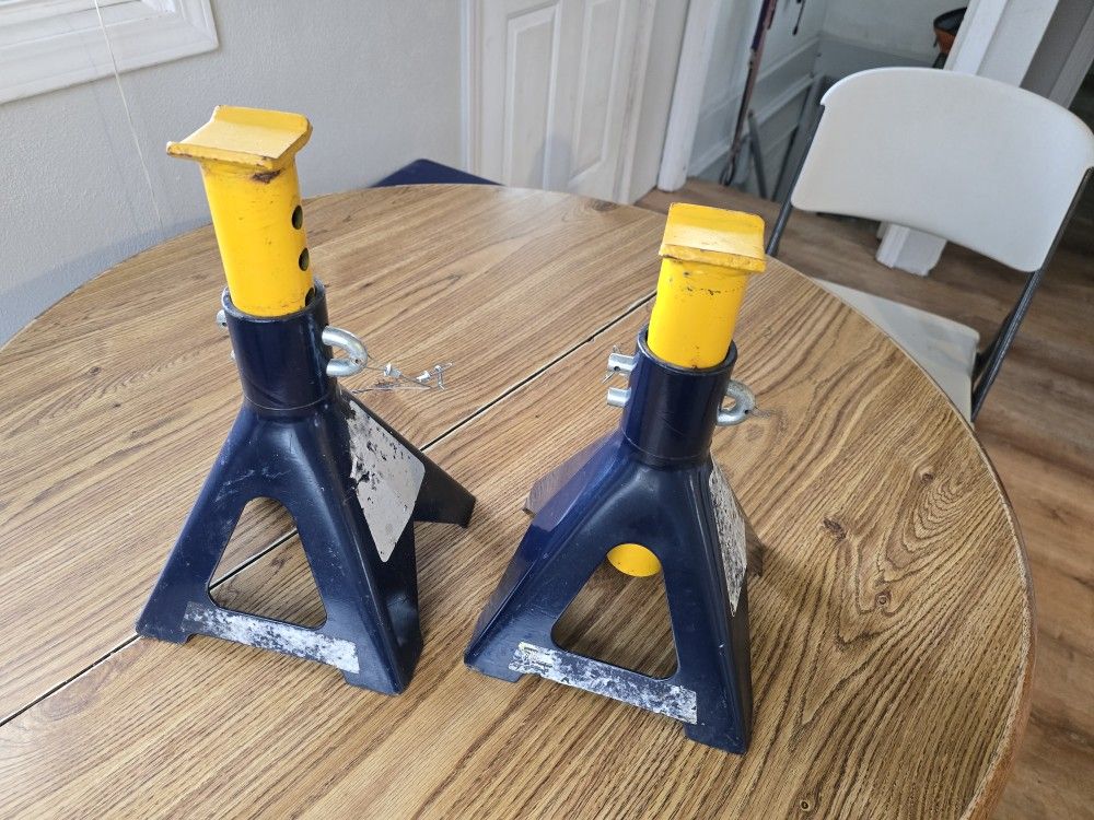 Heavy dutyJack stands in very nice pre Owned condition barely used
