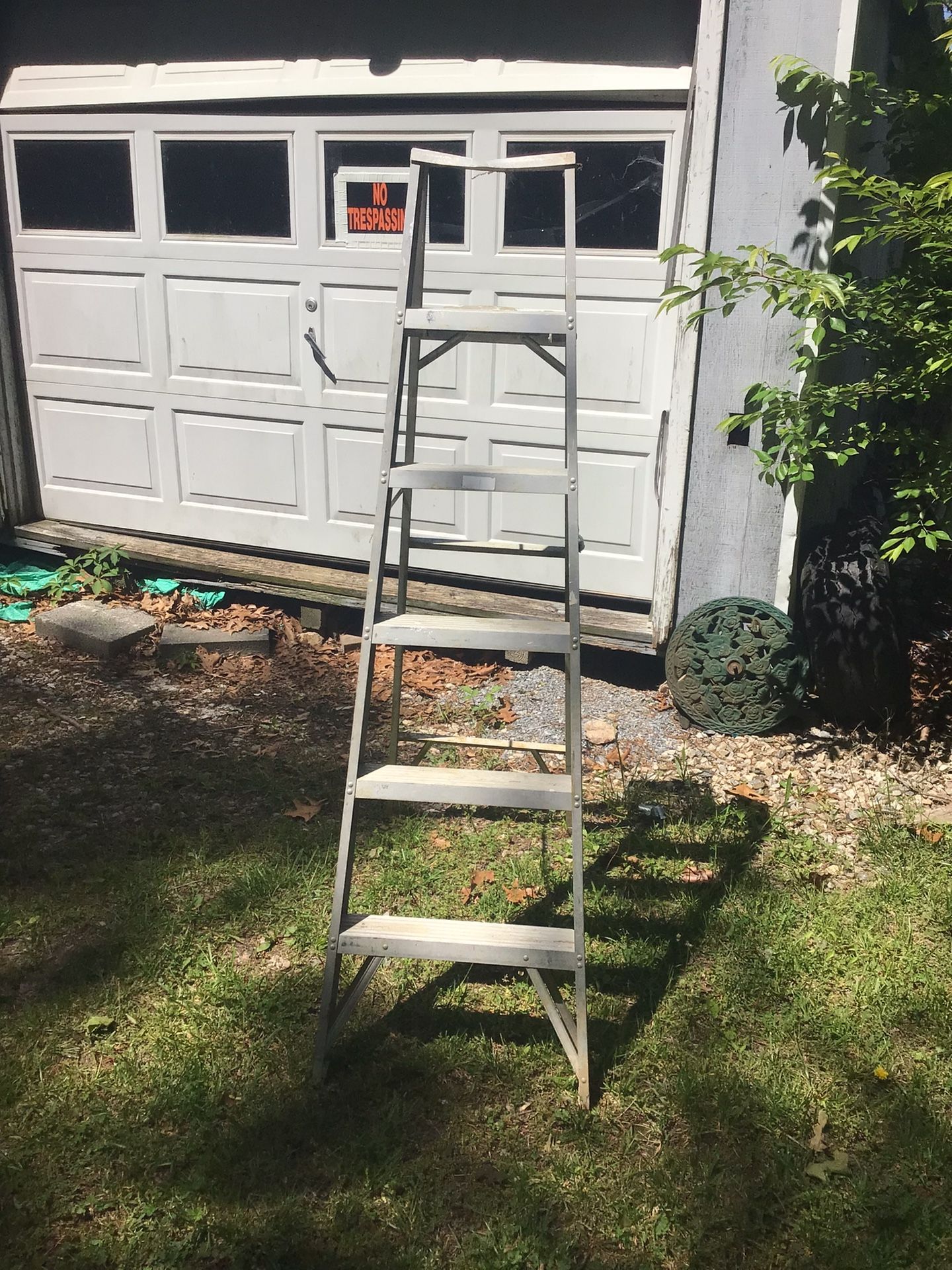 Aluminum ladder