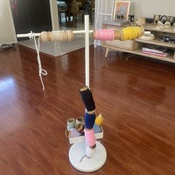 Helpful Standing Yarn Roller by Loops & Threads