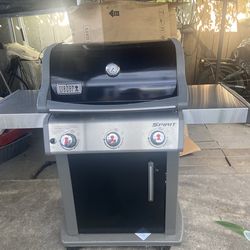 Spirit E-310 Black 3 -Burner Liquid Propane Gas Grill