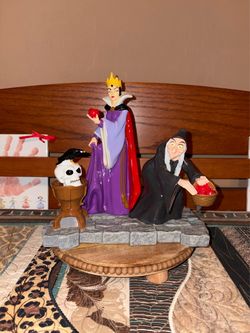 The Evil Queen Resin Figurine Scene