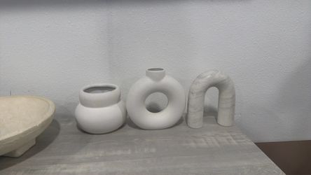 Vases & bookshelf decor