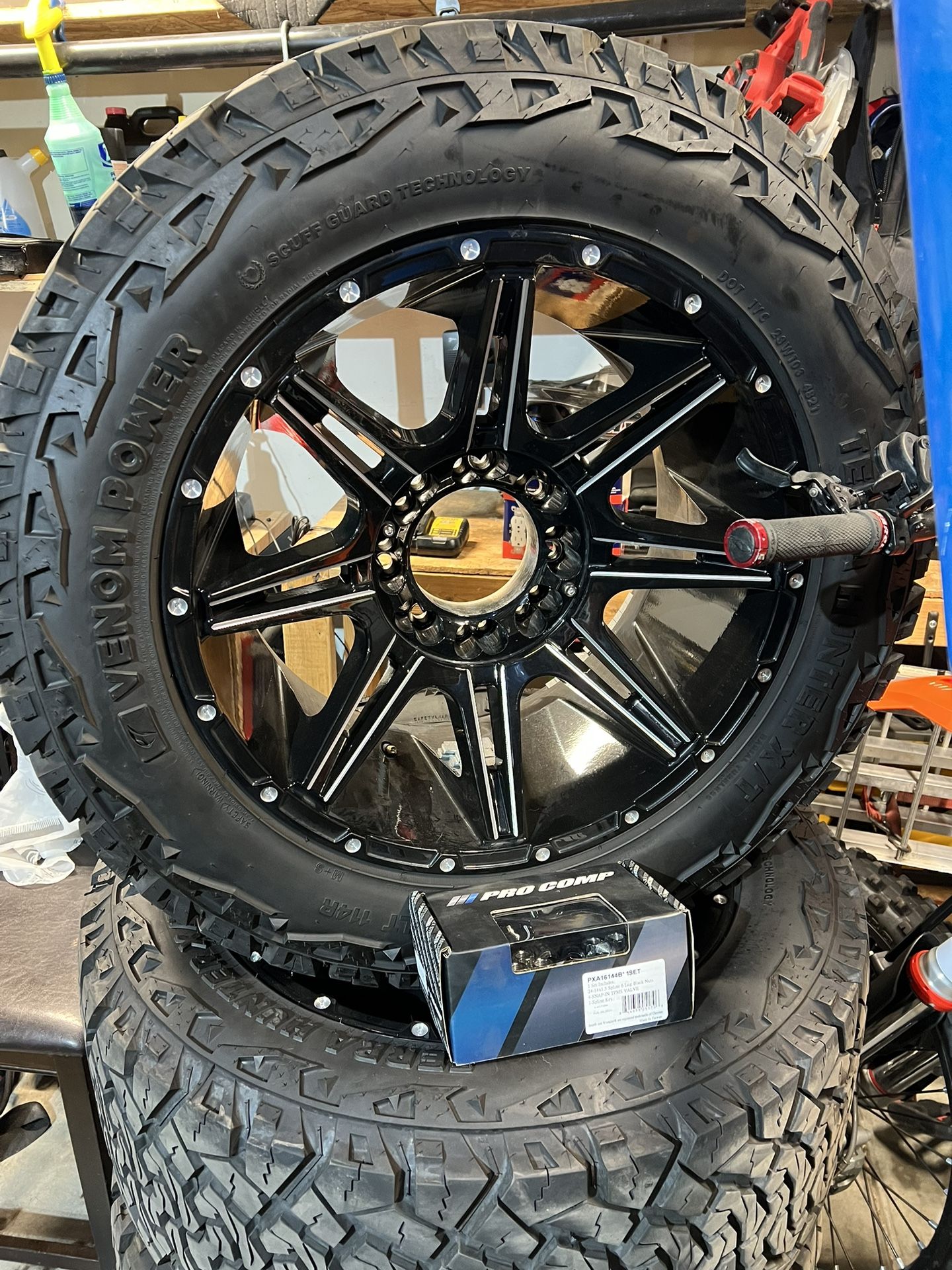 33” Venom Wheels With 20” Rims
