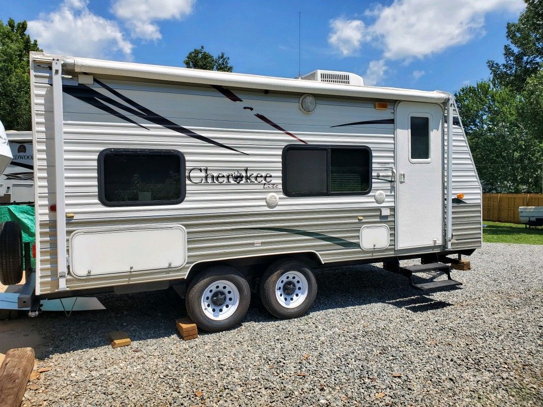 2008 Cherokee by forest river model number 18DD deen sleep 6