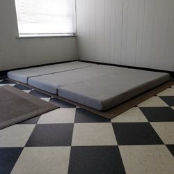 Queen size mattress - can DELIVER almost anywhere for $20 extra - gently used and in LIKE NEW condition 😍