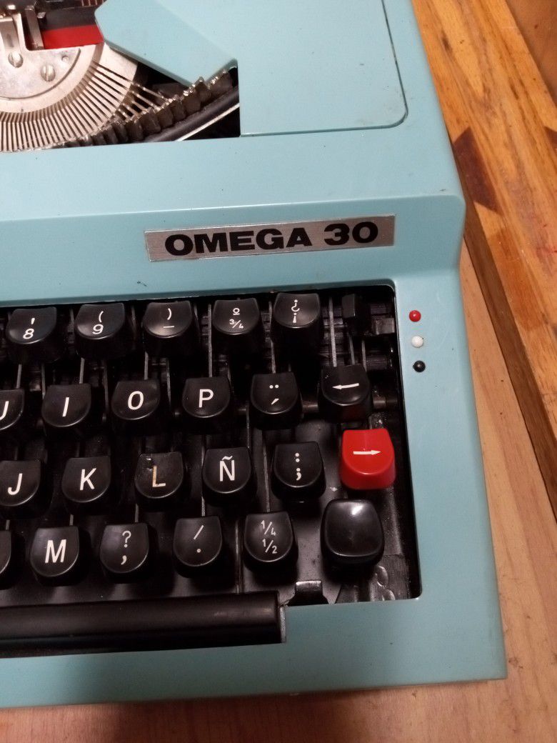 Omega 30 typewriter, Portable ; Accurate ...

Rare

Year: 1980

