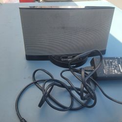 BOSE. SPEAKER  WITH  CHARGER INCLUDED  WORKS. WITH  AUX. CORD 