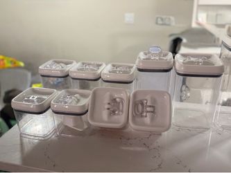 10 Food storage container with flip-top lid and scoop.