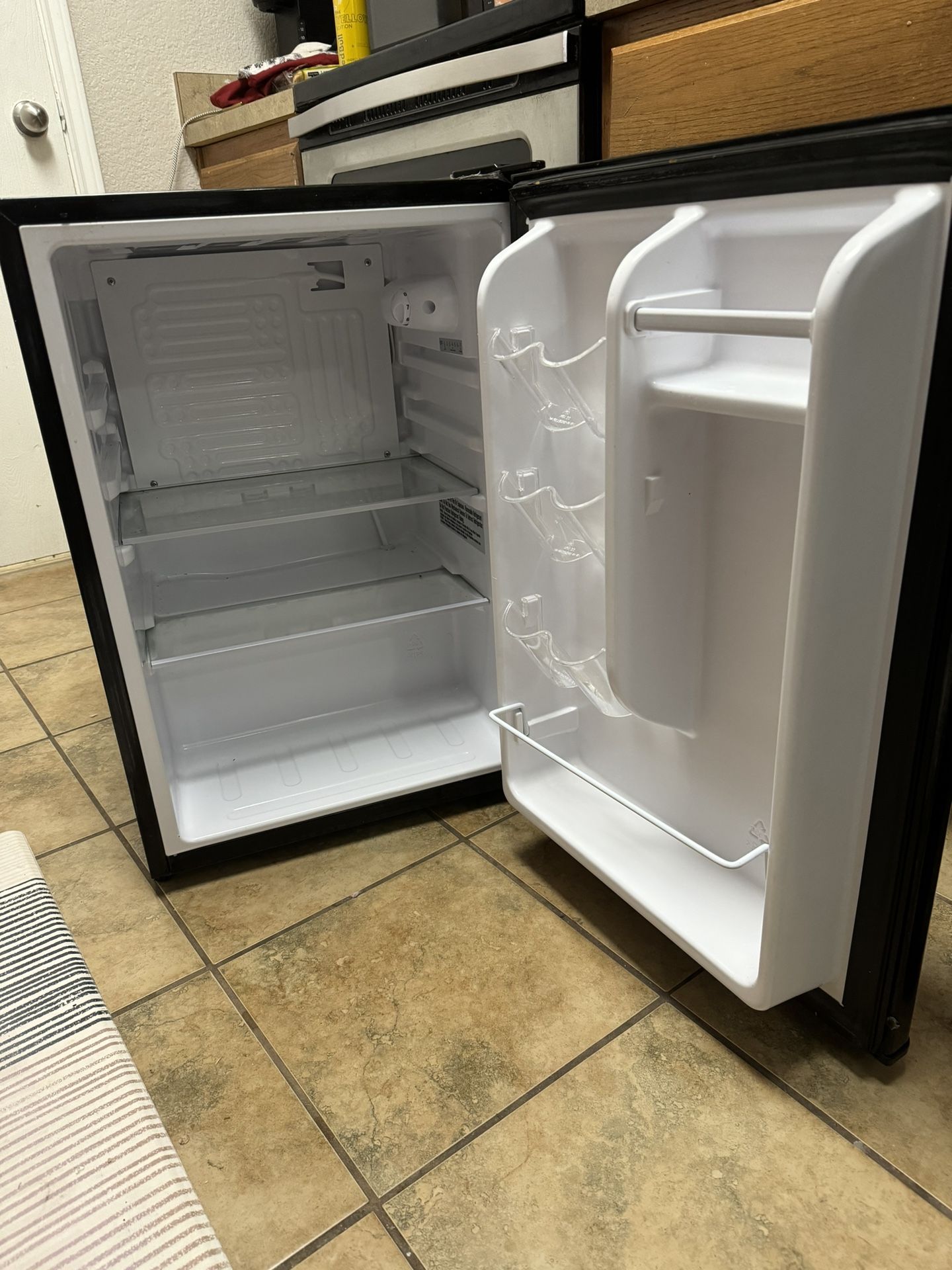 INSIGNIA SMALL SIZE REFRIGERATOR LIKE NEW