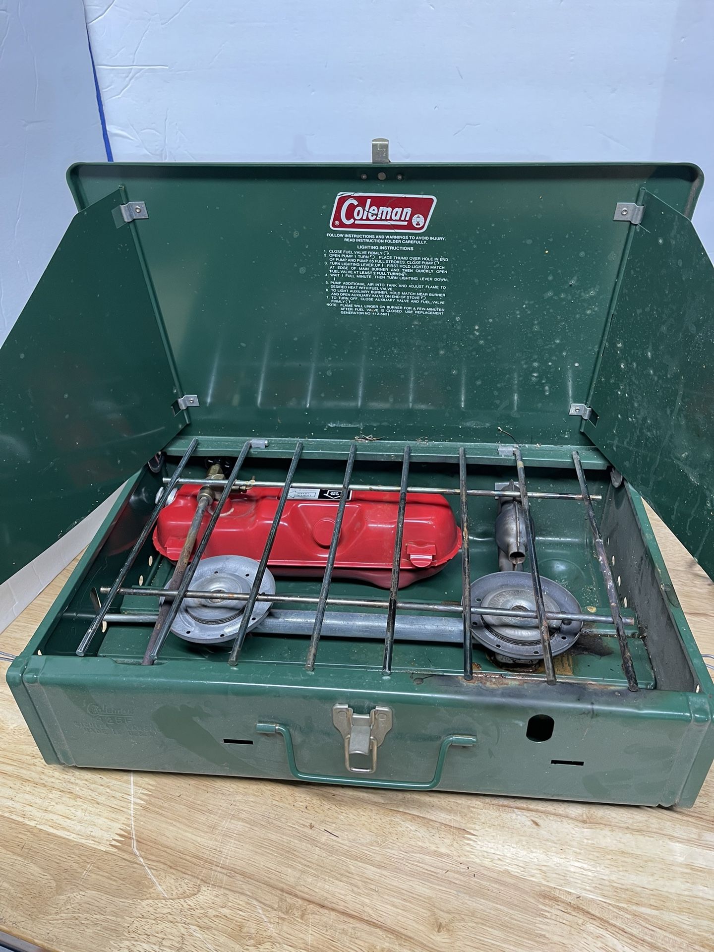 COLEMAN 425F TWO BURNER GAS CAMPING STOVE