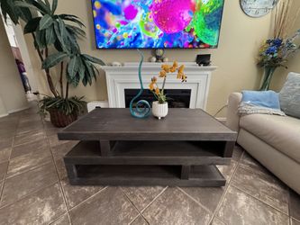 Beautiful Modern Coffee Table In Excellent Conditions 