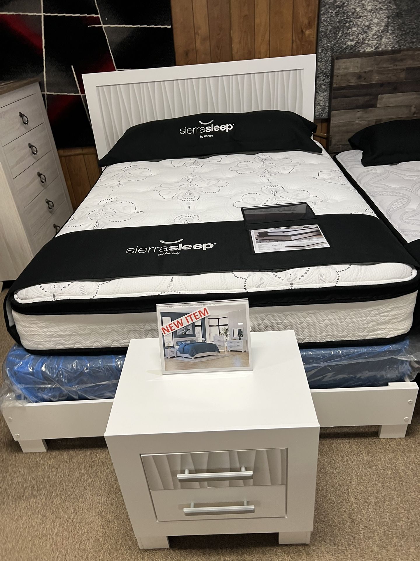 White Stylish Nice Bedroom Suite!