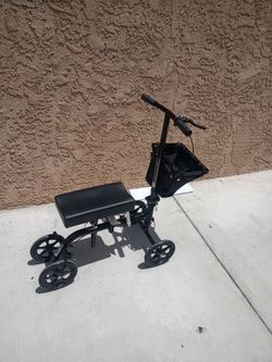 KNEE SCOOTER LIKE NEW