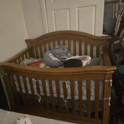 Baby crib/ toddler bed
