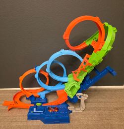 Hot Wheels Action 4-Loop Crash Out Track Set with Motorized Booster & 1:64 Scale Toy Car