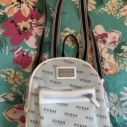Guess Backpack<3