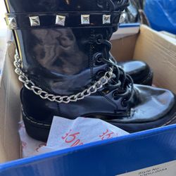Women’s black boots Size 8