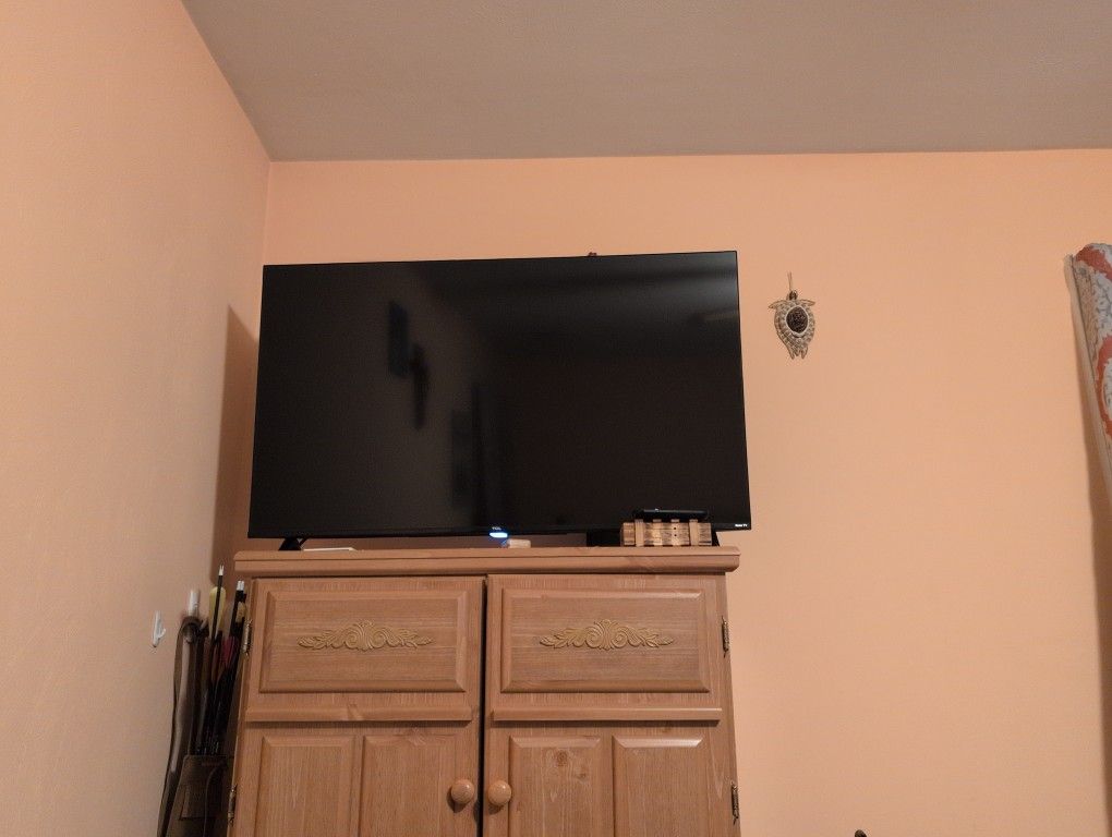 42inch Smart TV Comes With Wall Mounting Bracket That I Bought That I'm Including