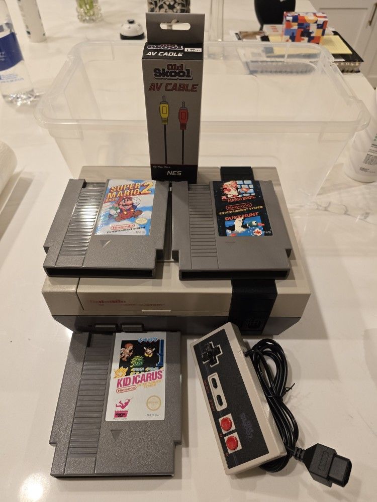 Selling a fully functional original NES console (not a remake!) from the 1980s.
Includes:
