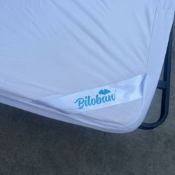 TOPPER MATTRESS QUEEN SIZE DE 3” DE GRUESO CON SU COBERTURA LAVABLE ES USADO BUENA CONDICIÓN 