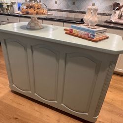 Beautiful Custom Style lid Wood Kitchen Island/Bar