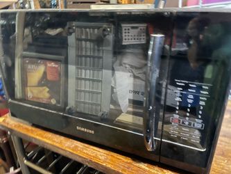 Samsung 30” Large 1.8 cu. ft. 1000 W  Over-the-Range Microwave oven. Cooktop light
