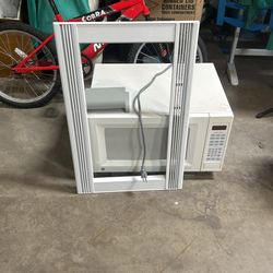 GE Sensor Microwave Oven With Trim