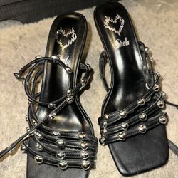 🖤 Black Strappy Heels w/ Silver Heart Studs – Size 8 🖤