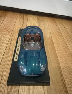 Maisto Jaguar XK 180 Diecast Model Car 1/18 Scale Blue
