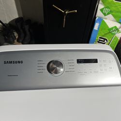 Samsung Electric Dryer Like New  Still under Warranty 
