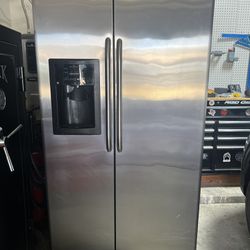 GE Refrigerator *priced to sell quickly *