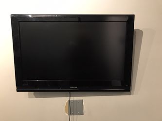 32 inch Toshiba TV with Wall Mount