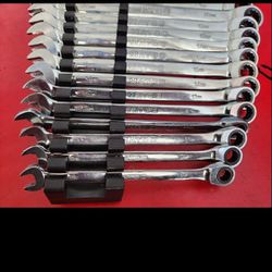 Wrenches/

Ratcheting/

7 Series/

Reversible Combination/

12 PIECE 72 TOOTH METRIC REVERSIBLE COMBINATION RATCHETING WRENCH SET

