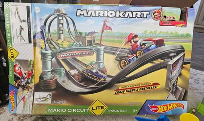 Hot Wheels Mario Kart Circuit Lite Track Set