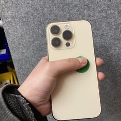 Factory Unlocked IPhone 14 Pro 256 gb comes with store warranty 