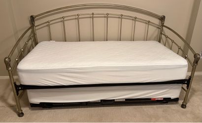 Twin Daybed with Adjustable Height Trundle