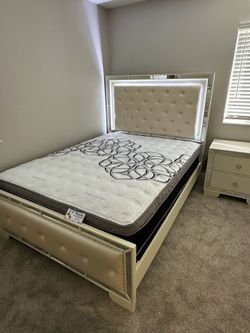 Queen size bed frame new in a box mattress included  we offer same day delivery     ☎️📲(213)713-74-89  Cama Queen size Nueva en Caja Colchon. Incluid