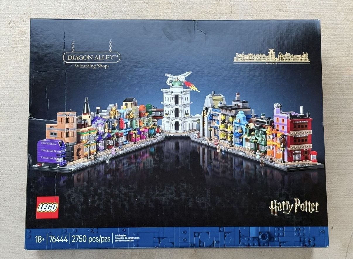 Brand New LEGO Harry Potter Diagon Alley Wizarding Shops (Set 76444)