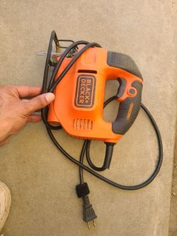 BLACK DECKER JIGSAW.. HARDLY NEVER USED.. GREAT CONDITION... SE HABLA ESPANOL.. PICK UP IN BLOOMINGTON..