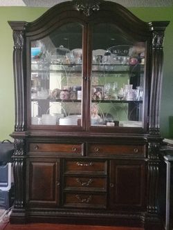 Beautiful 2 piece Solid Wood China Cabinet / Hutch $600/Better offer